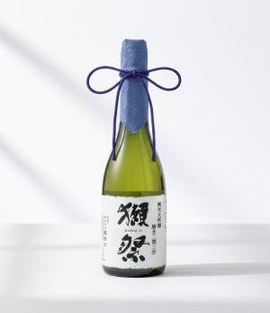 bouteille sak japonais dassai 23 junmai daiginjo polissage 23 fleuron gastronomie ar mes fleurs blanches miel 15 720ml.png