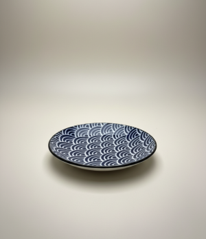 assiette japonaise avec motif seigaiha et ext rieur noir sur fond uni luxe.png