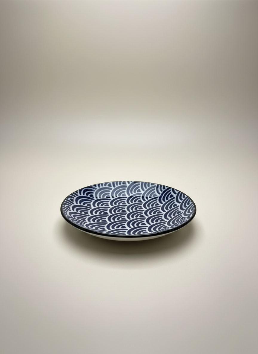 assiette japonaise avec motif seigaiha et ext rieur noir sur fond uni luxe.png