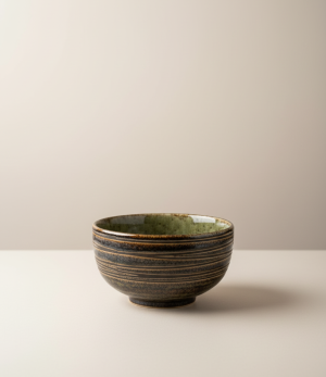 bol japonais artisanal brun fonc avec int rieur vert olive sur fond uni luxe.png