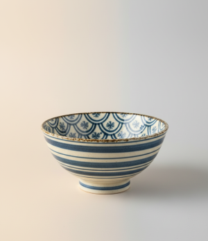 bol japonais avec motif seigaiha et toiles bleues sur fond uni luxe.png