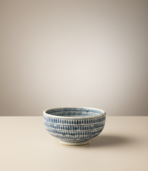 bol japonais avec motif tiss bleu g om trique sur fond uni luxe.png