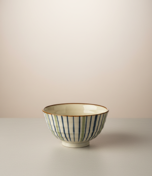 bol japonais avec rayures bleues verticales et rebord dor sur fond uni luxe.png