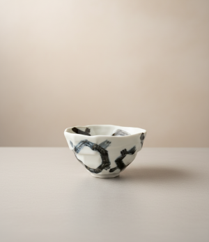 bol japonais blanc avec calligraphie noire expressive sur fond uni luxe.png