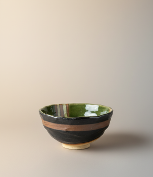 bol japonais vert olive avec bandes brunes et ext rieur noir sur fond uni luxe.png