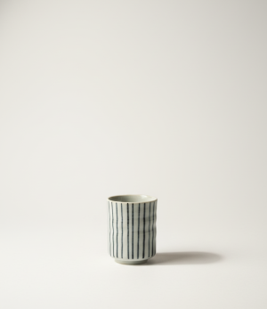 tasse sak c ramique blanche rayures noires photo produit luxe 0e5142f2 4429 4b1b bbab ee4955141ff0.png